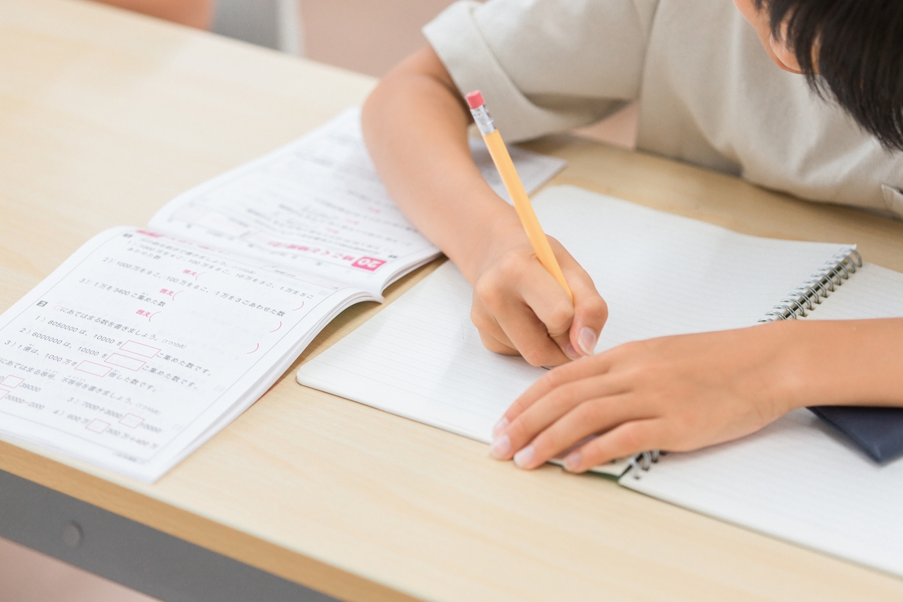 勉強する子供