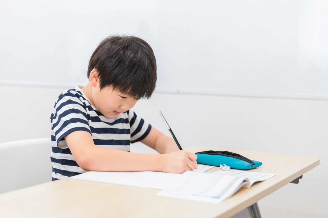 漢字の勉強をする小学生の男の子
