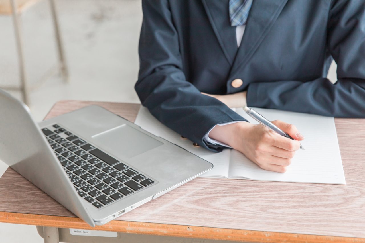 オンライン家庭教師の授業を受ける高校生