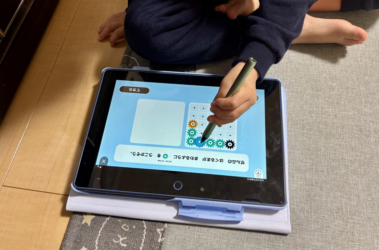 こどもちゃれんじではぐるまパズルをしている子ども