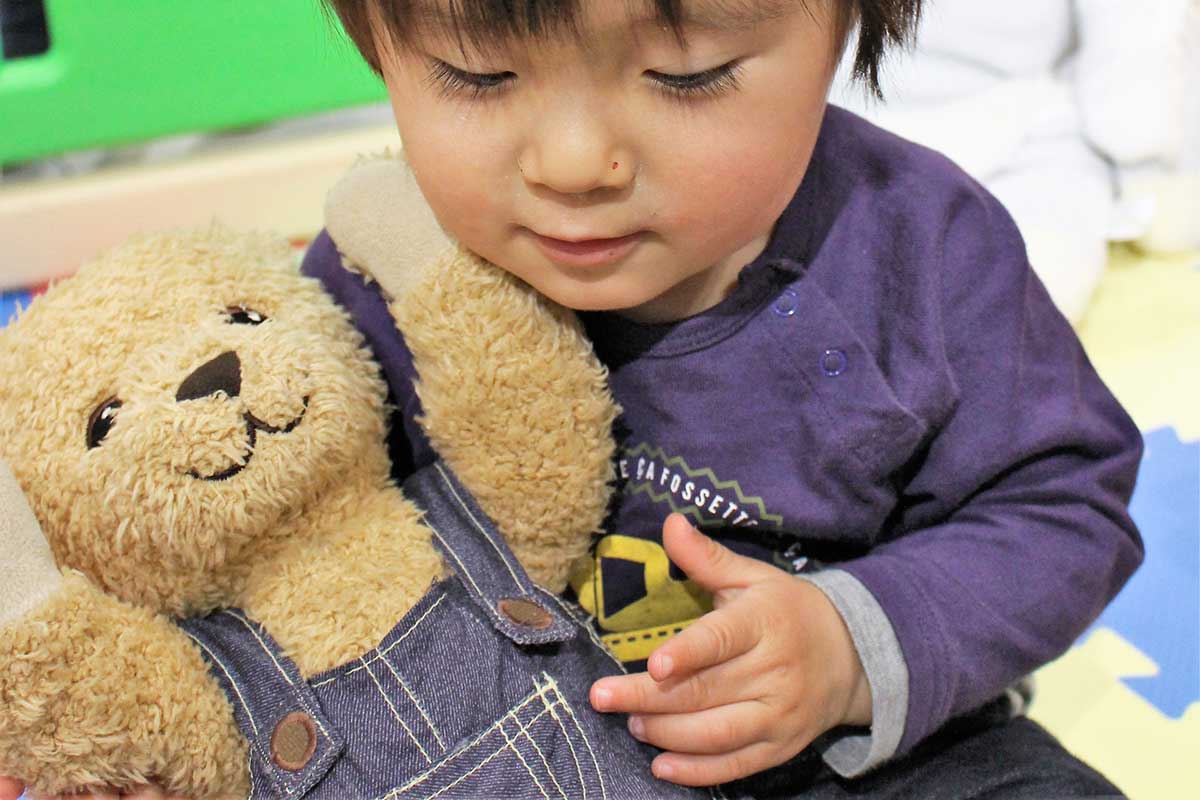 子供が動くぬいぐるみで遊ぶメリット